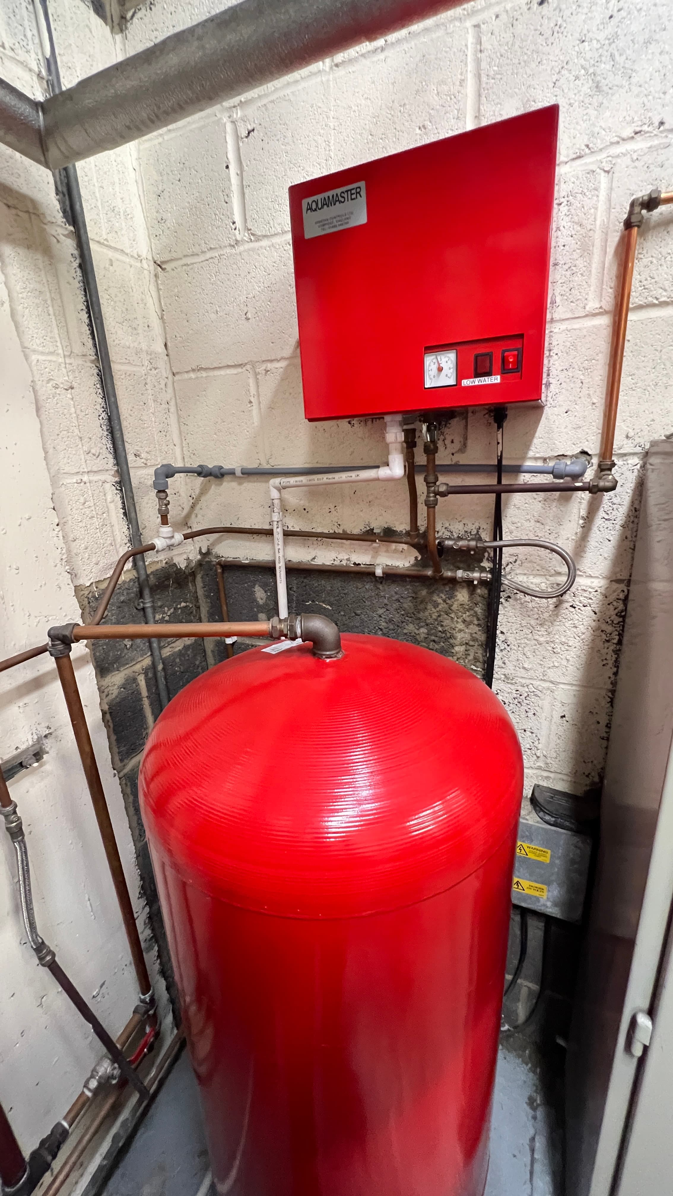 Red Aquamaster pressurisation unit with expansion vessel