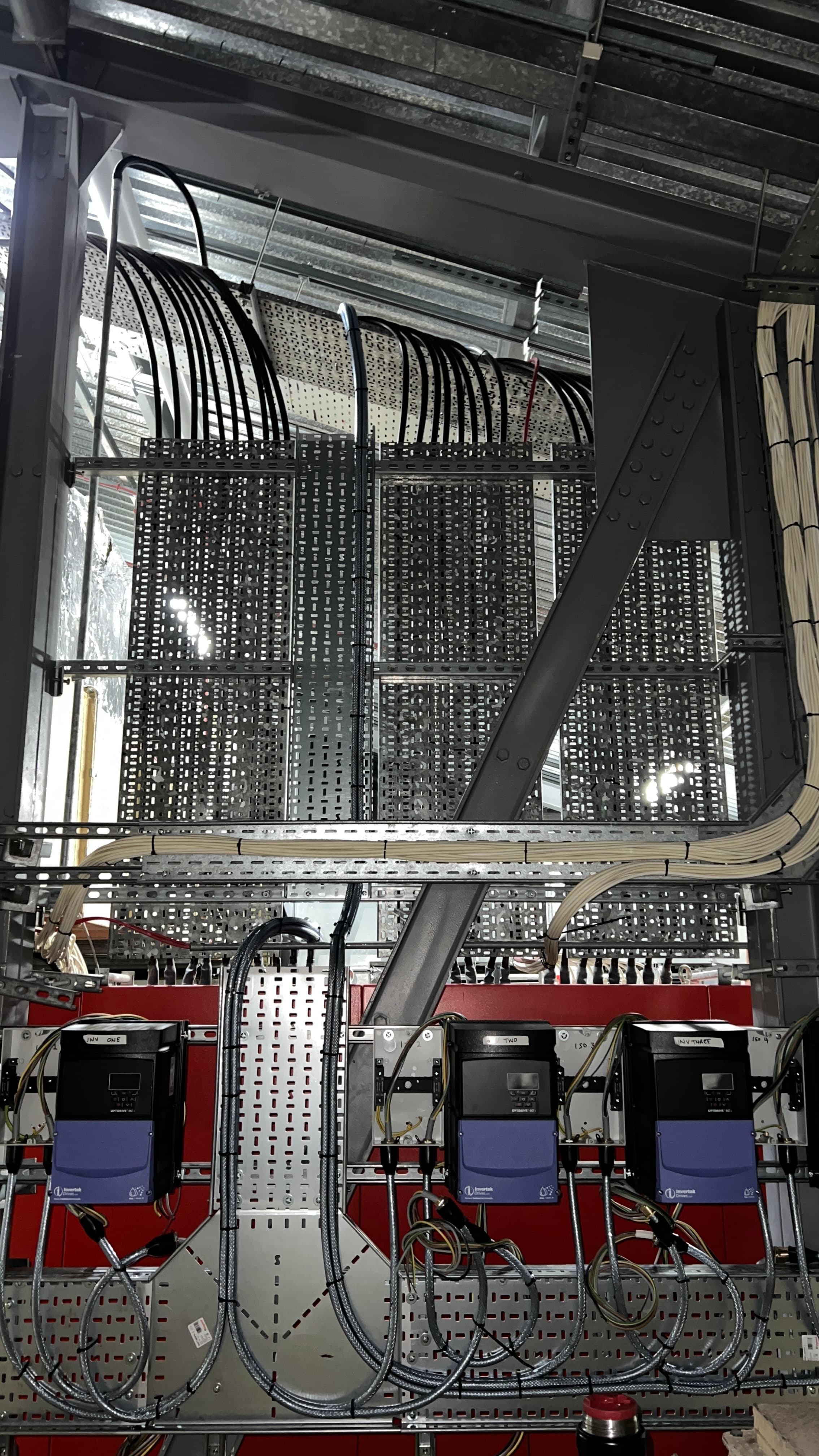 Cable tray and ladder rack with neat cable dressing