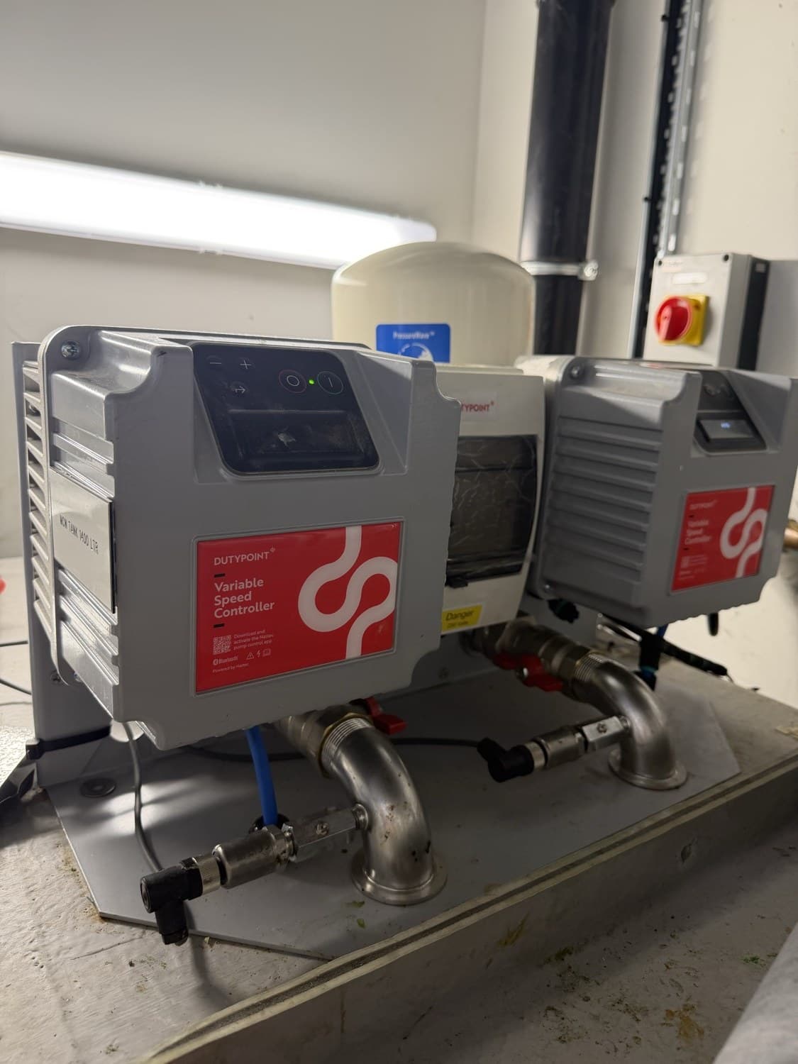 Cold water storage tank and variable-speed booster set
