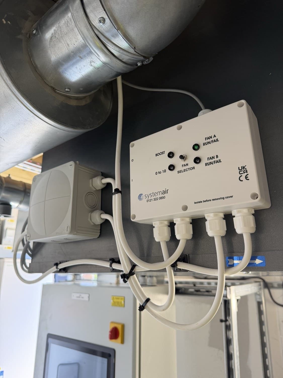 Toilet extract fan run/fail controller on rooftop ductwork