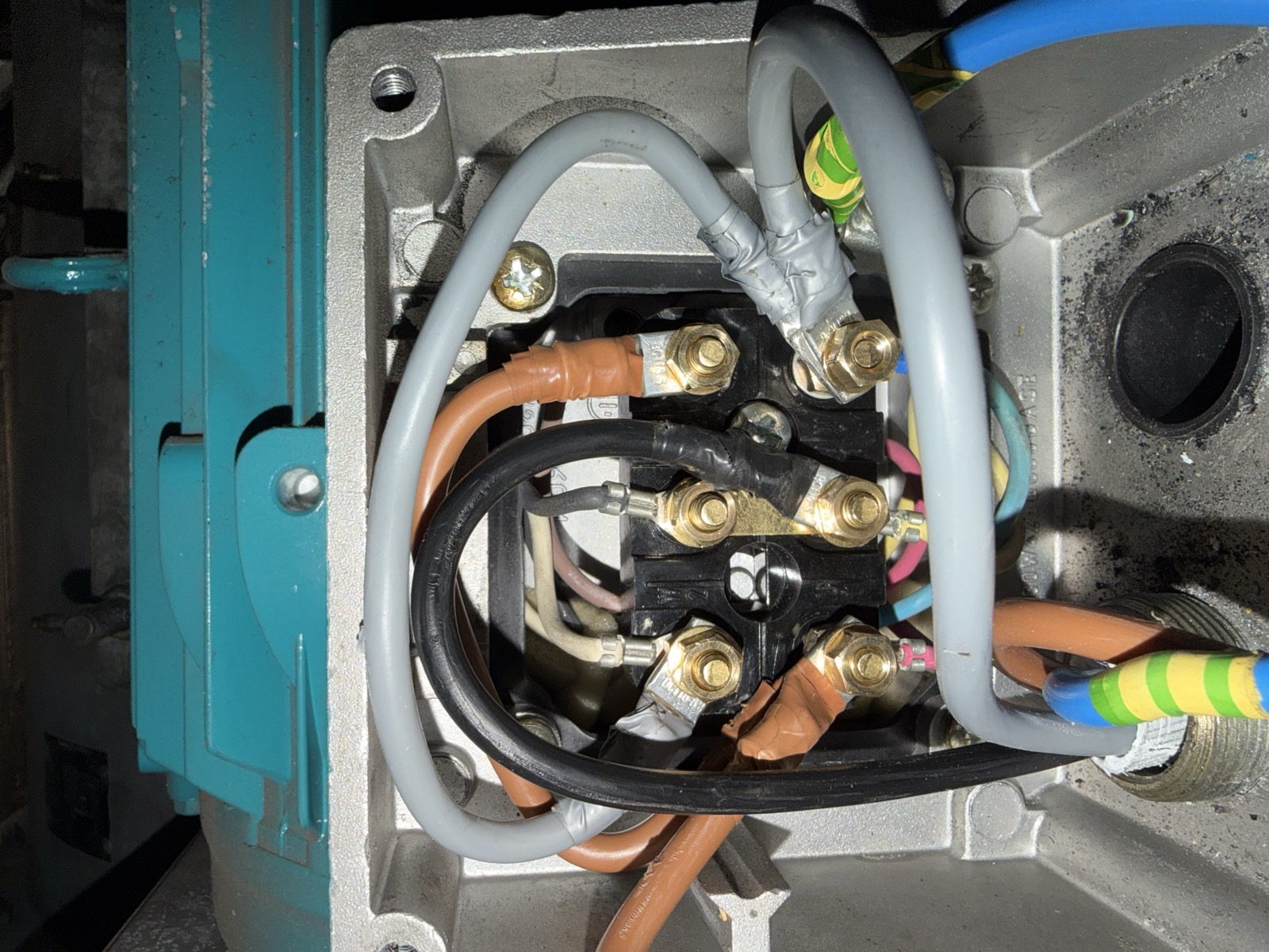 Motor terminal board with three vertical delta linking strips correctly fitted