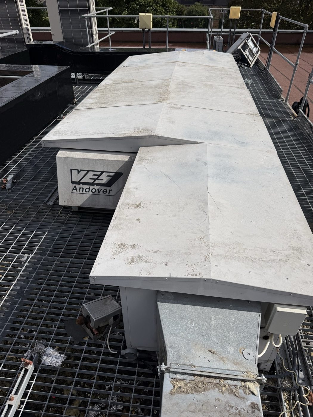 Rooftop recuperator air handling unit in a single casing carrying both the supply and the extract duty