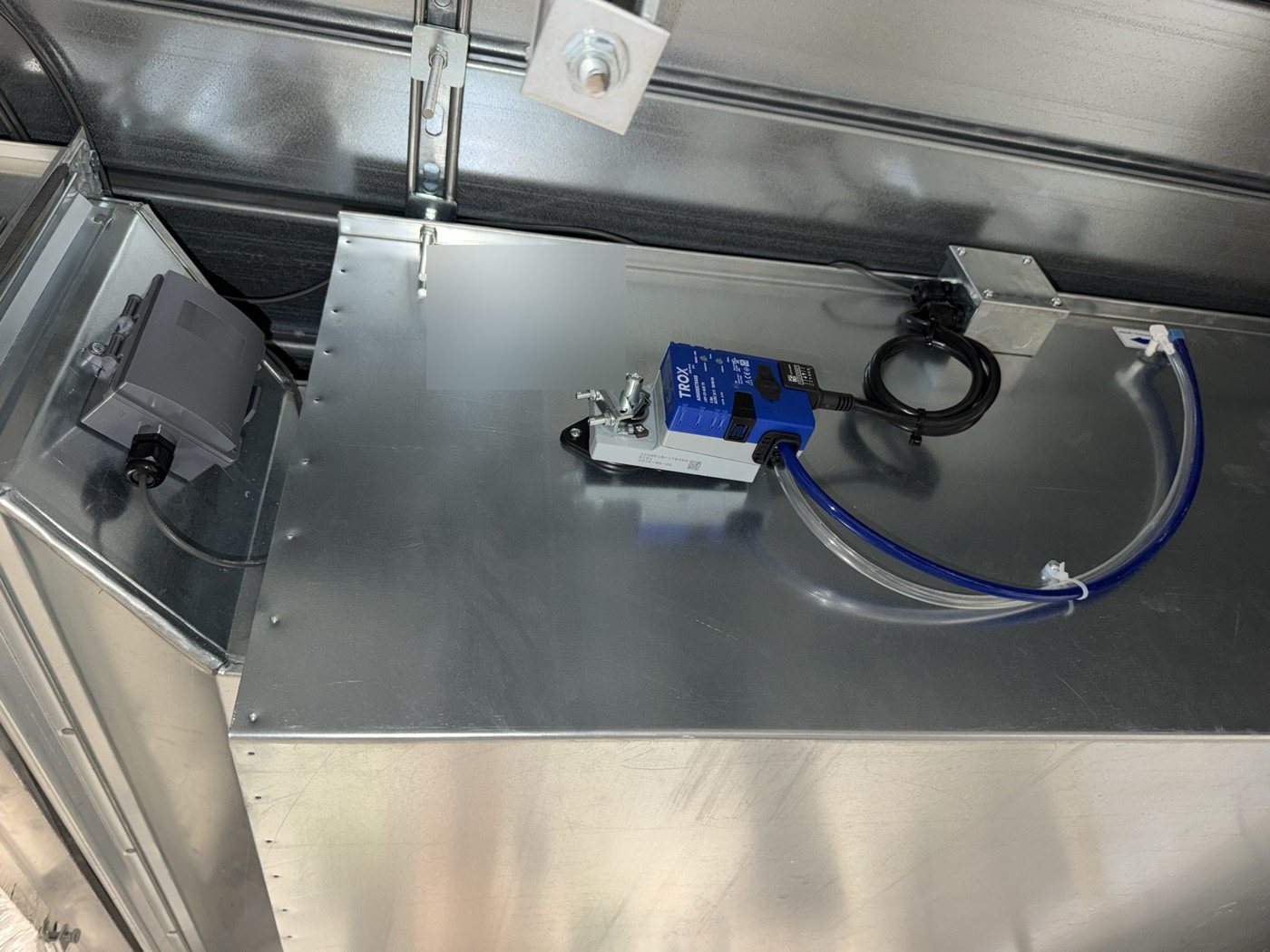 TROX TA-Silenzio VAV with compact controller and pressure tubes, with a Sontay duct CO2 sensor on the adjacent extract duct
