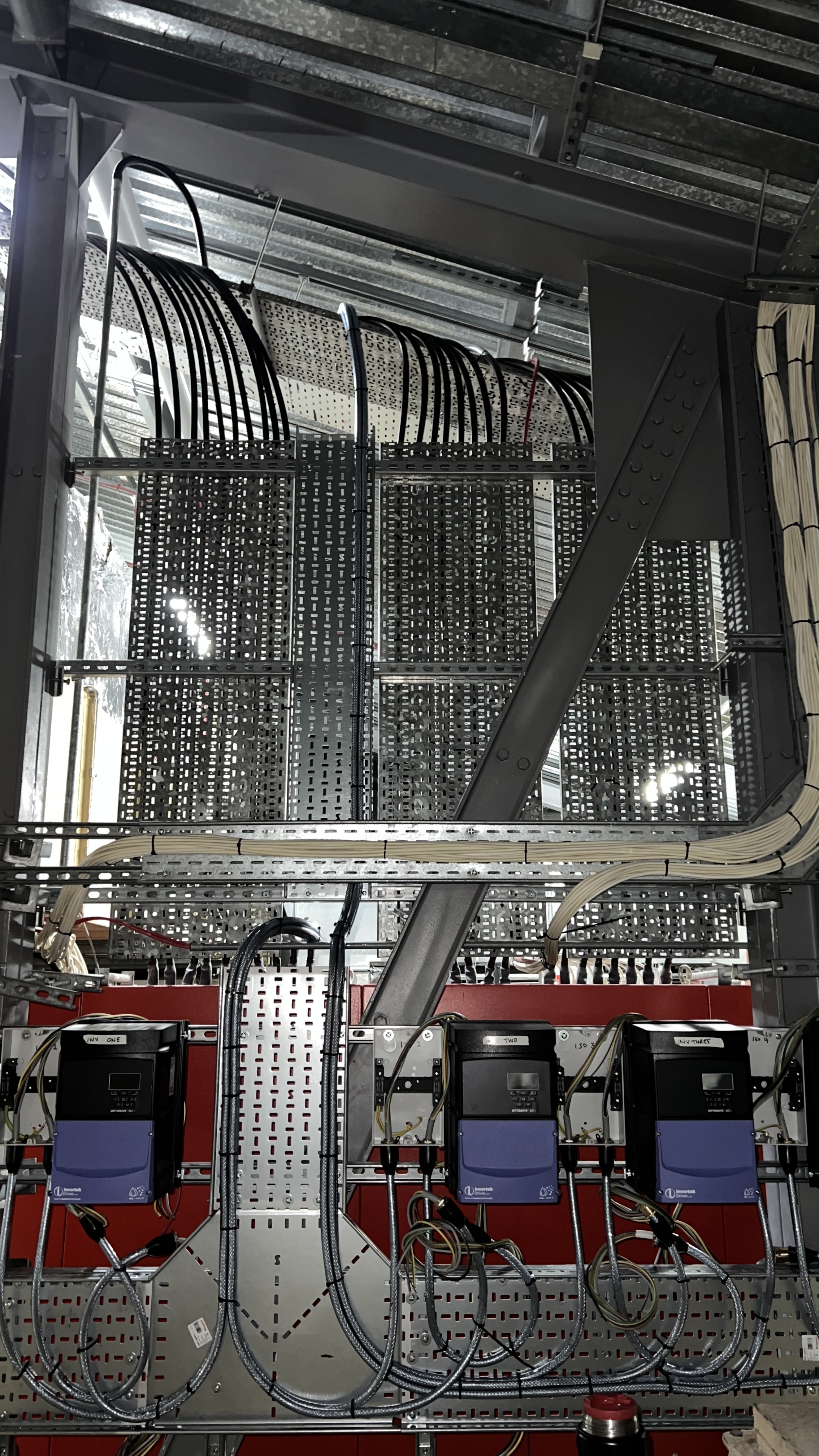 Cable tray and ladder rack with neat cable dressing